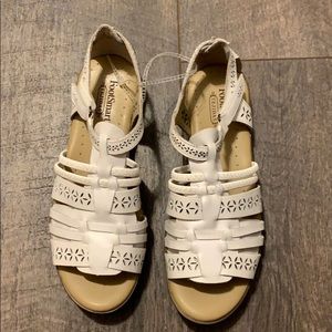 Footsmart sandal size 81/2 white